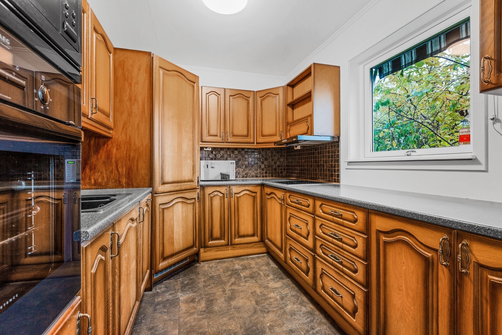 Pent kjøkken hvor det er godt med skap- og ikke minst benkeplass- legg merke til at det er vindu på kjøkken som gir godt med dagslys Galleribilde