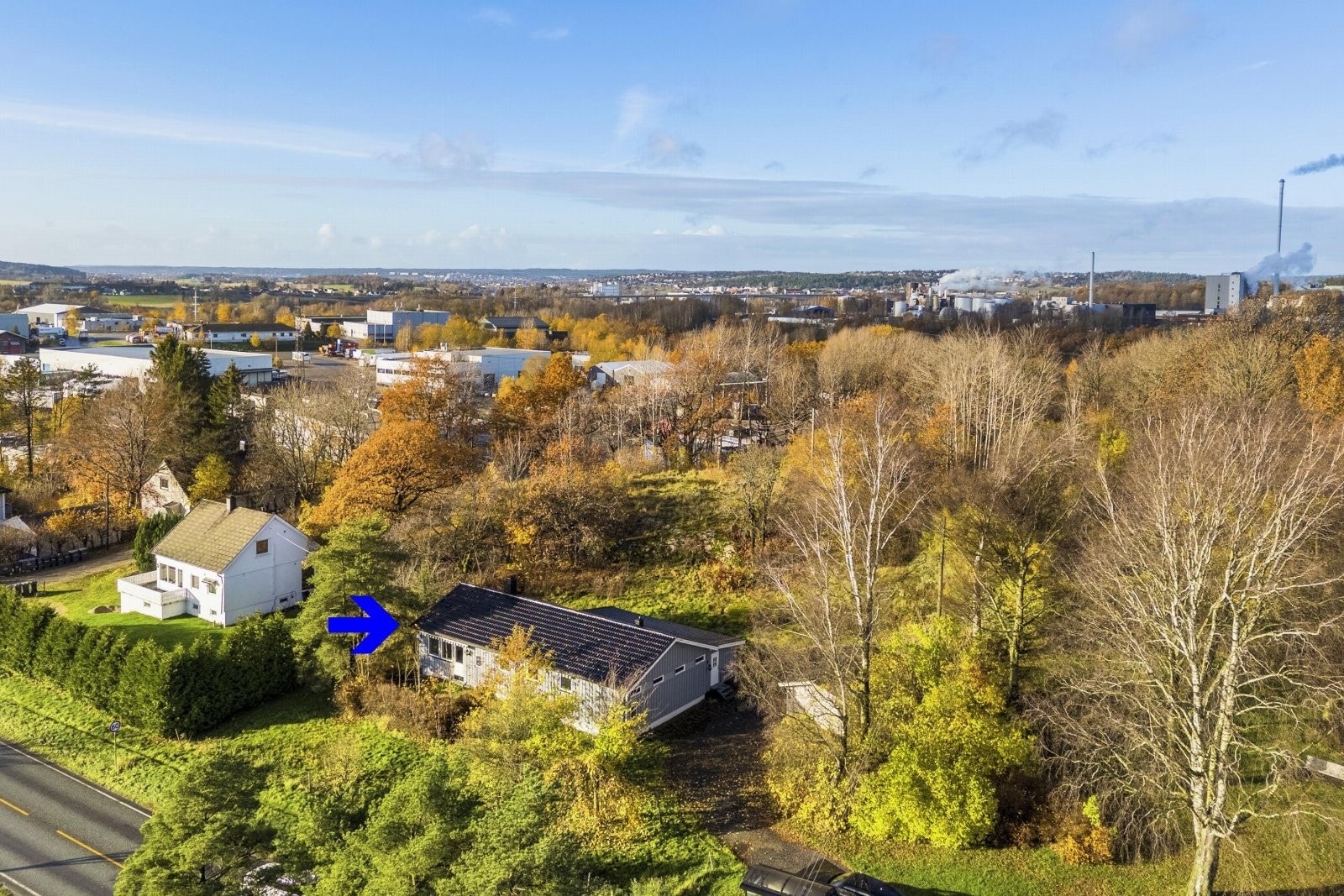 Dronefoto over tomt, bolig og hage Galleribilde