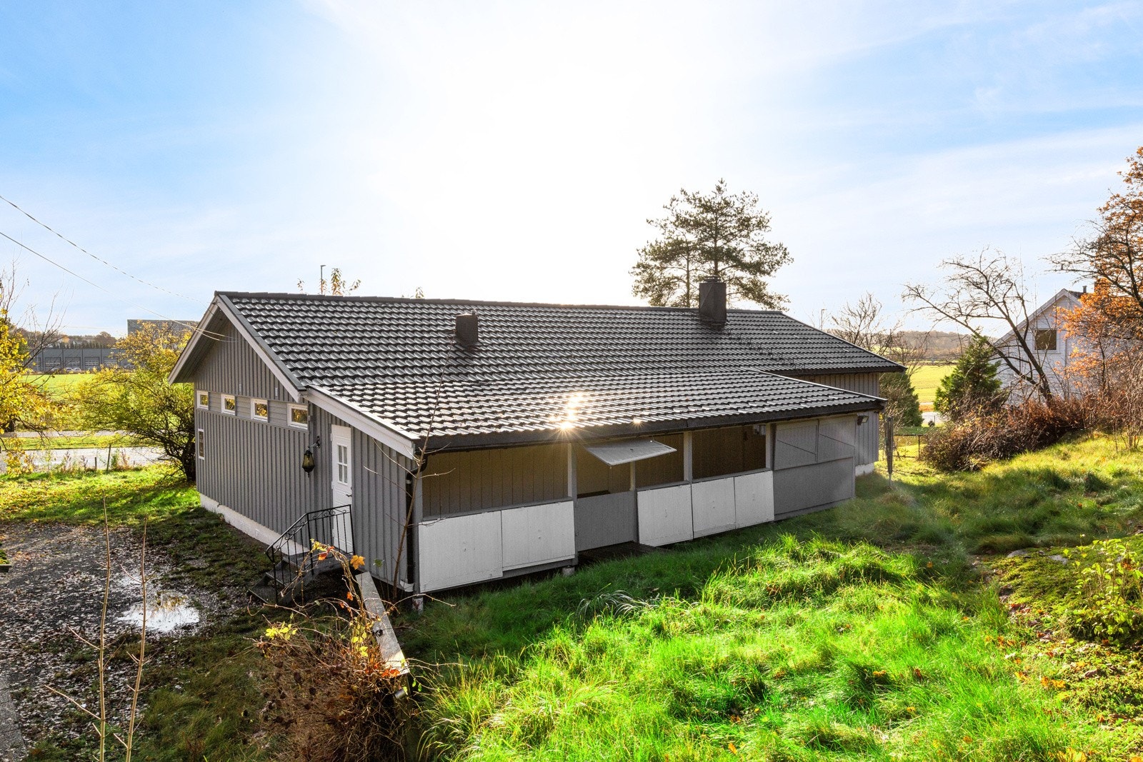 Usjenert tomt og hage på baksiden Galleribilde
