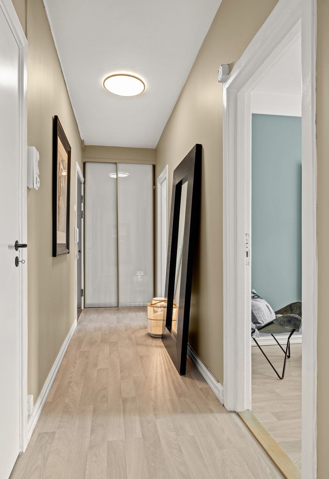 Entre med skyvedørsgarderobe Galleribilde