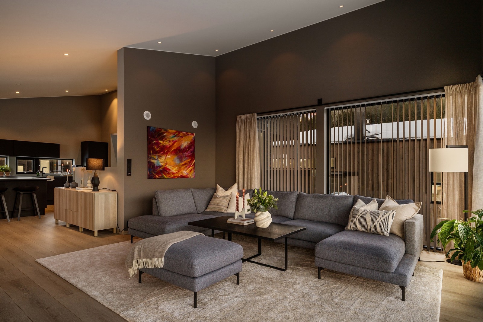 Stua og kjøkkenet ligger åpent og lett tilgjengelig, men naturlig fordelt på hver side av trappeløpet. Foto: Vidar Alvik Galleribilde