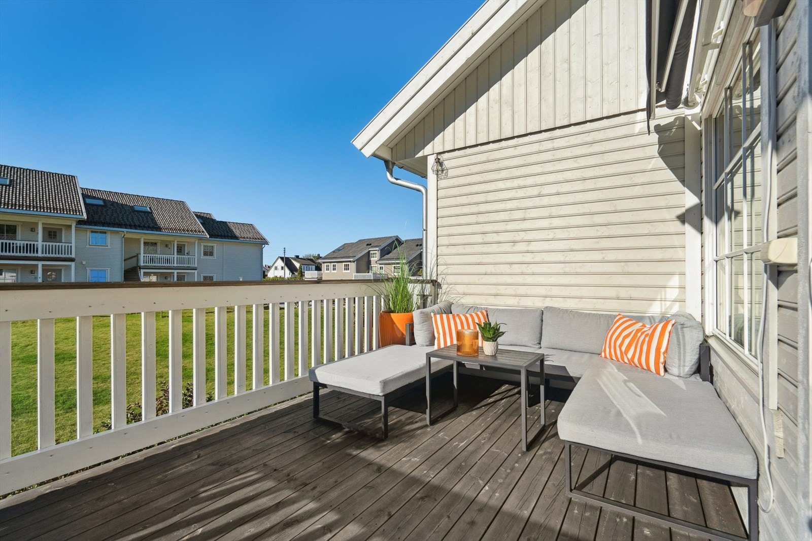 Terrassen måler 11 kvm og har god plass til utemøblementer. Galleribilde