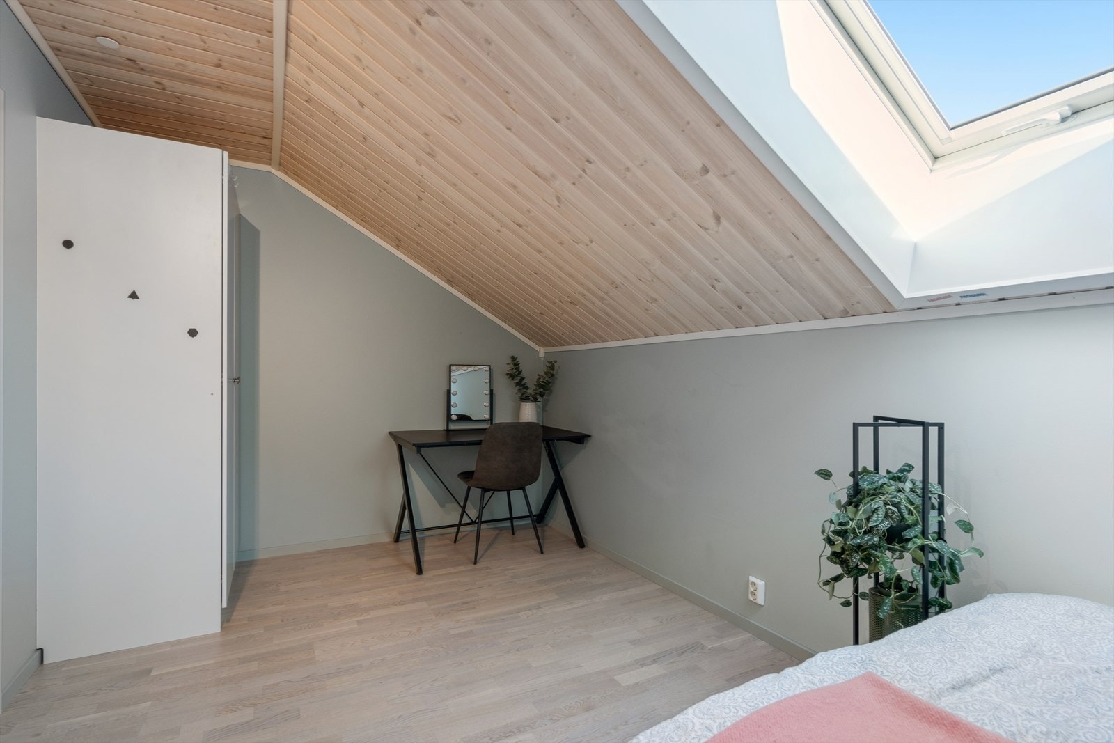 Her er det plass til dobbeltseng og garderobeskap. Galleribilde