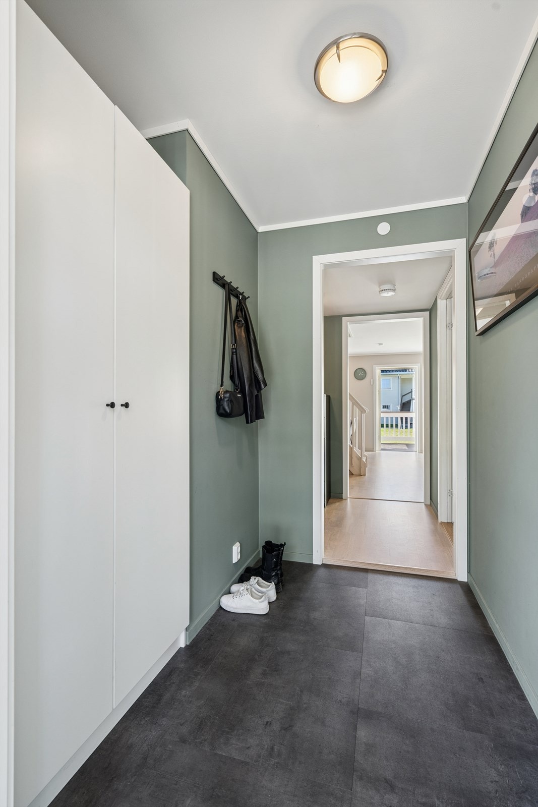 Her er det mørkt belegg på gulv med varmekabler og slette, malte flater på veggene som er malt i en moderne og tidsriktig farge. Galleribilde