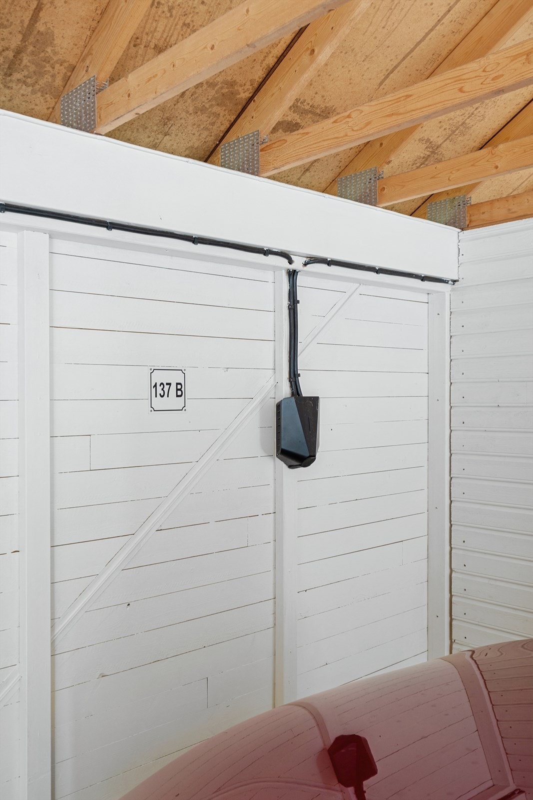 Det er montert elbillader i carport. Galleribilde