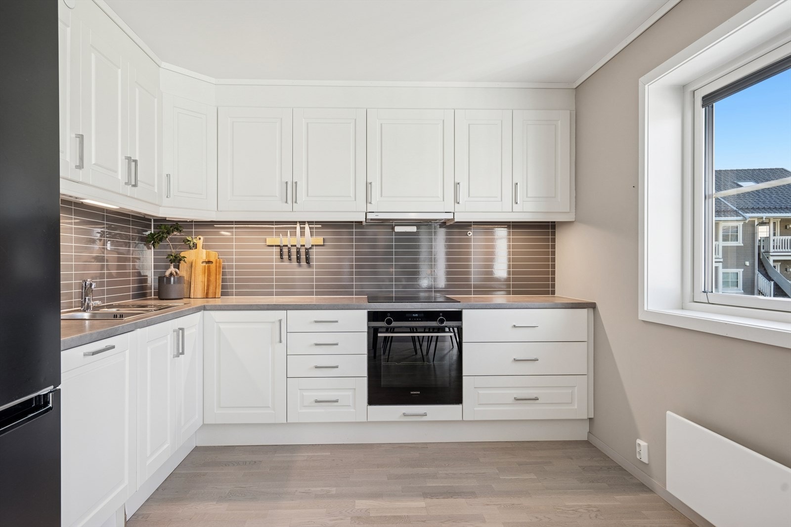 Kjøkkenet ligger i åpen løsning med spisestue og stuen. Kjøkkeninnredningen er svært lekkert utført med moderne innredning. Galleribilde