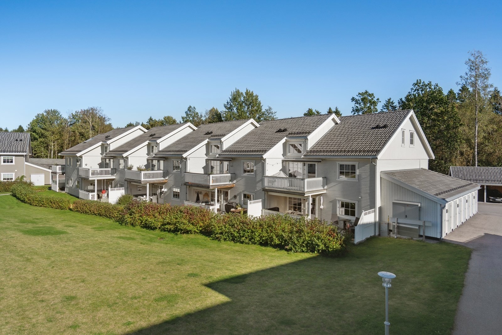 Linnomtunet er vakkert opparbeidet med fine fellesarealer, asfalterte internveier, lekeplasser og gode parkeringsområder. Galleribilde