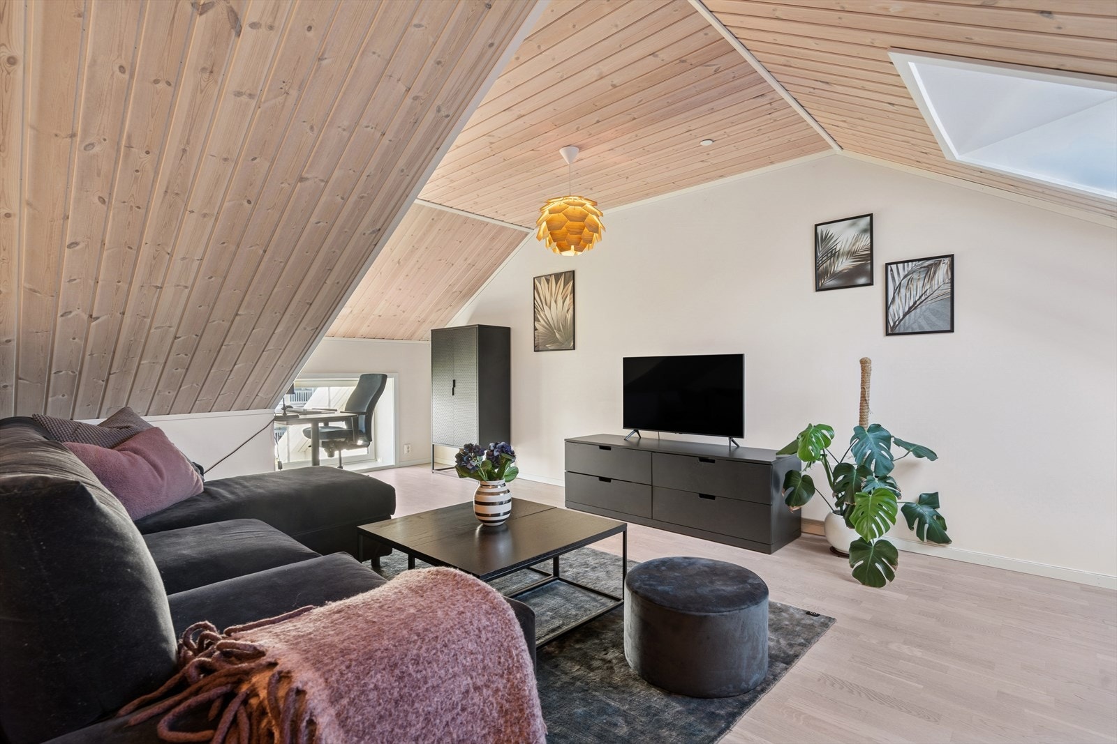 Loftsstuen har flere bruks- og møbleringsmuligheter og fint lys fra store takvinduer. Galleribilde