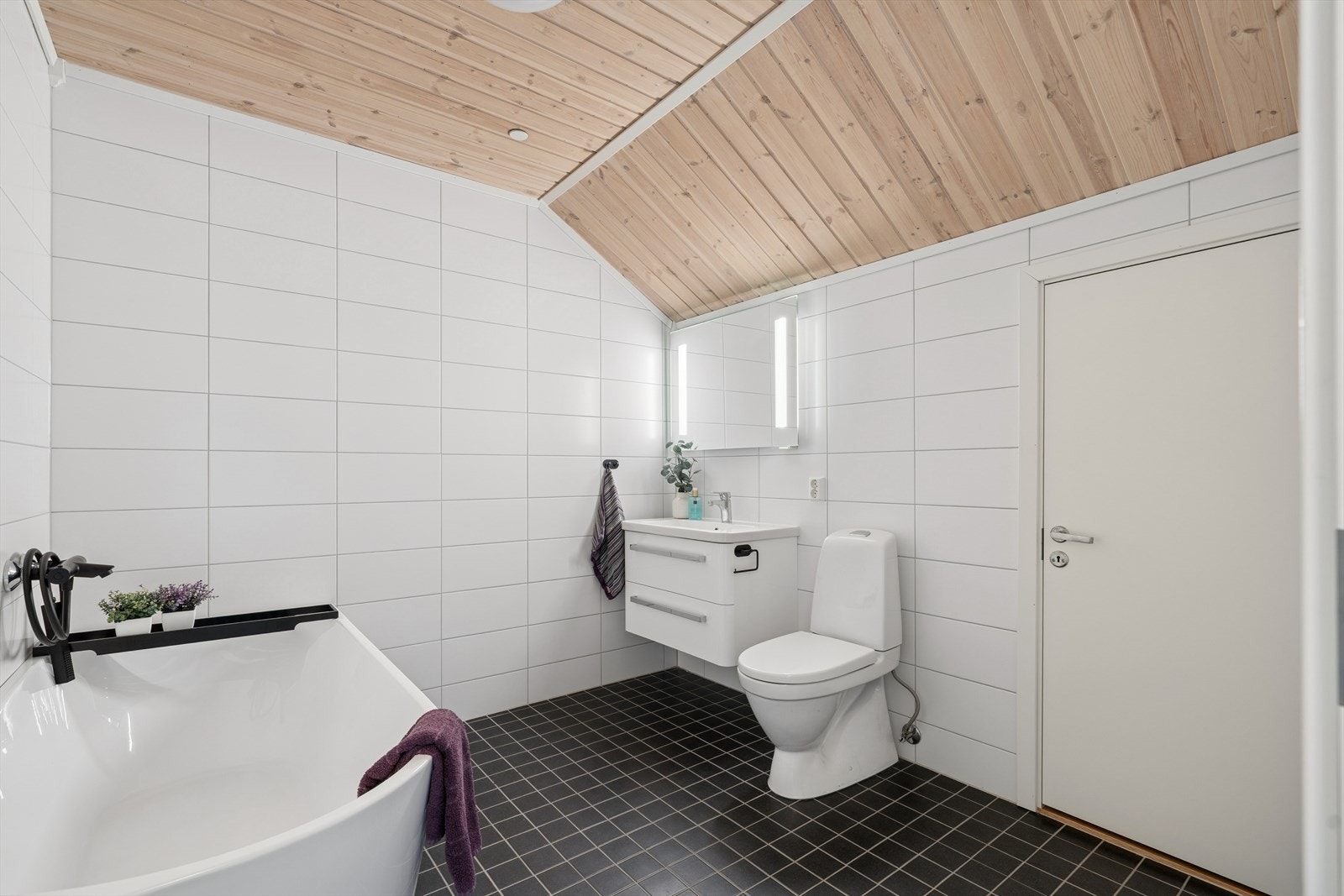 Leiligheten har to bad, ett i hver etasje. Galleribilde