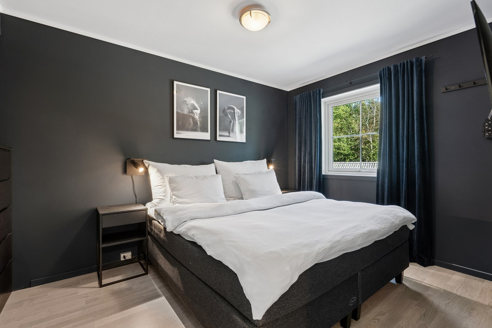 Leiligheten har tre romslige soverom, der to av soverommene er i 2.etasje, mens ett er i 3.etasje. Galleribilde