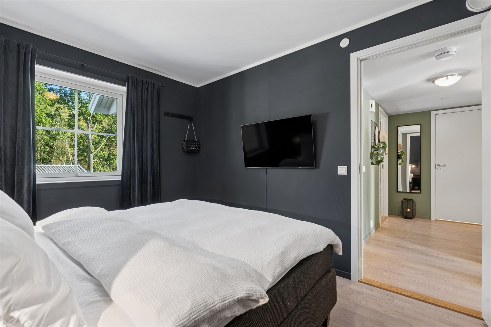 Hovedsoverommet er malt i en mørk farge som gir en god atmosfære. Galleribilde