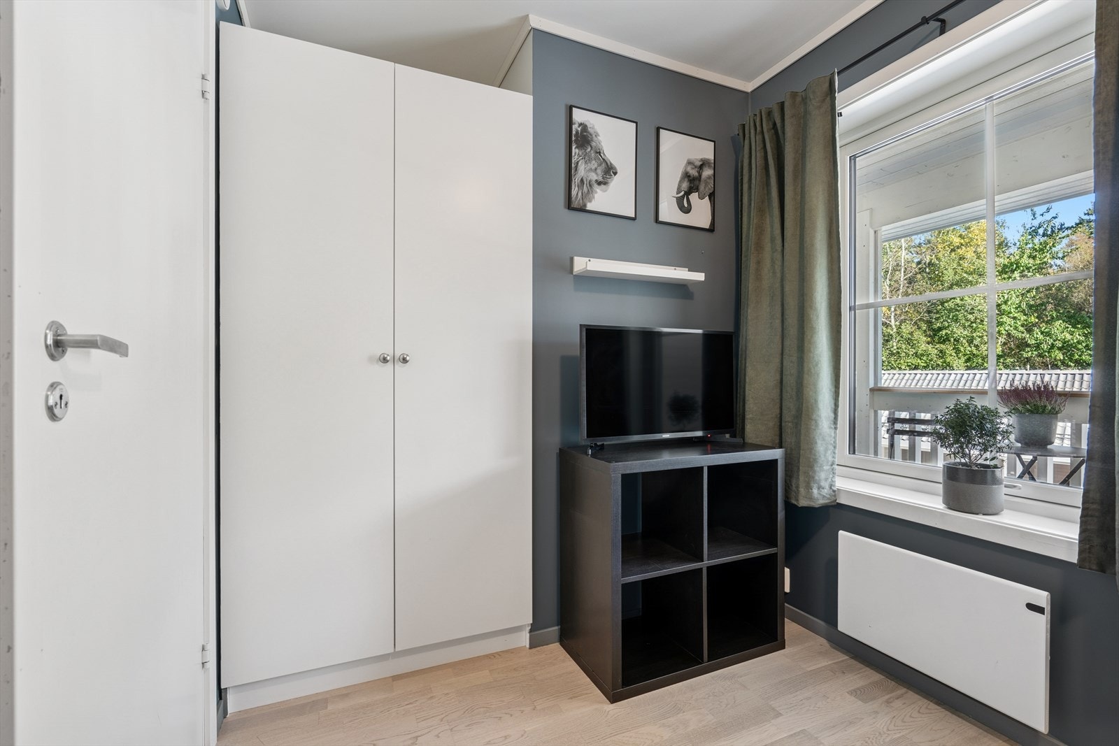 Her er det plass til oppbevaring i garderobeskap. Galleribilde