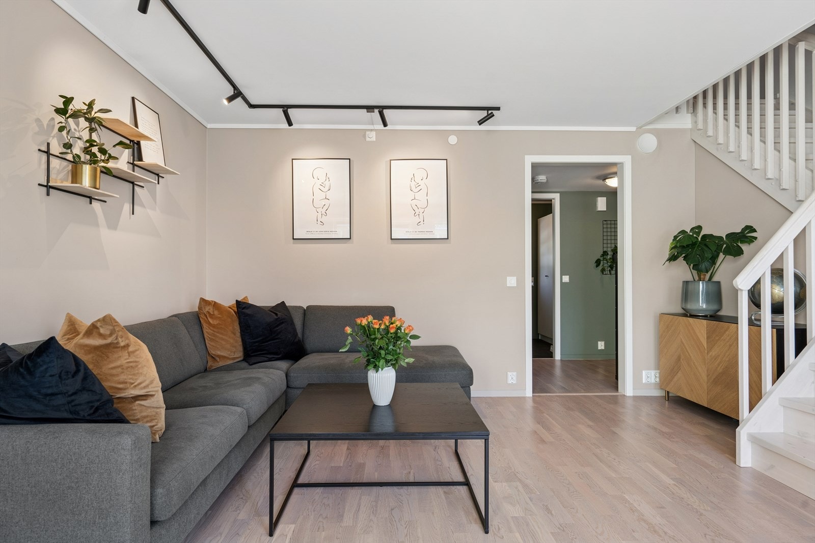 Alle rom har fine parkettgulv og malte slette vegger i tidsriktige farger. Galleribilde