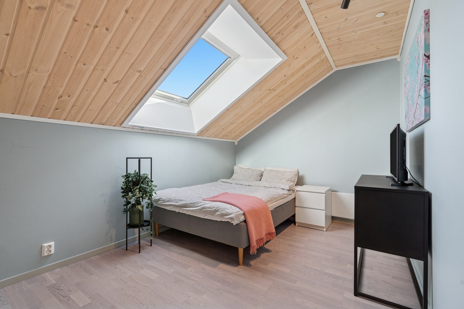 Soverom tre er i loftsetasjen og er av god størrelse. Galleribilde