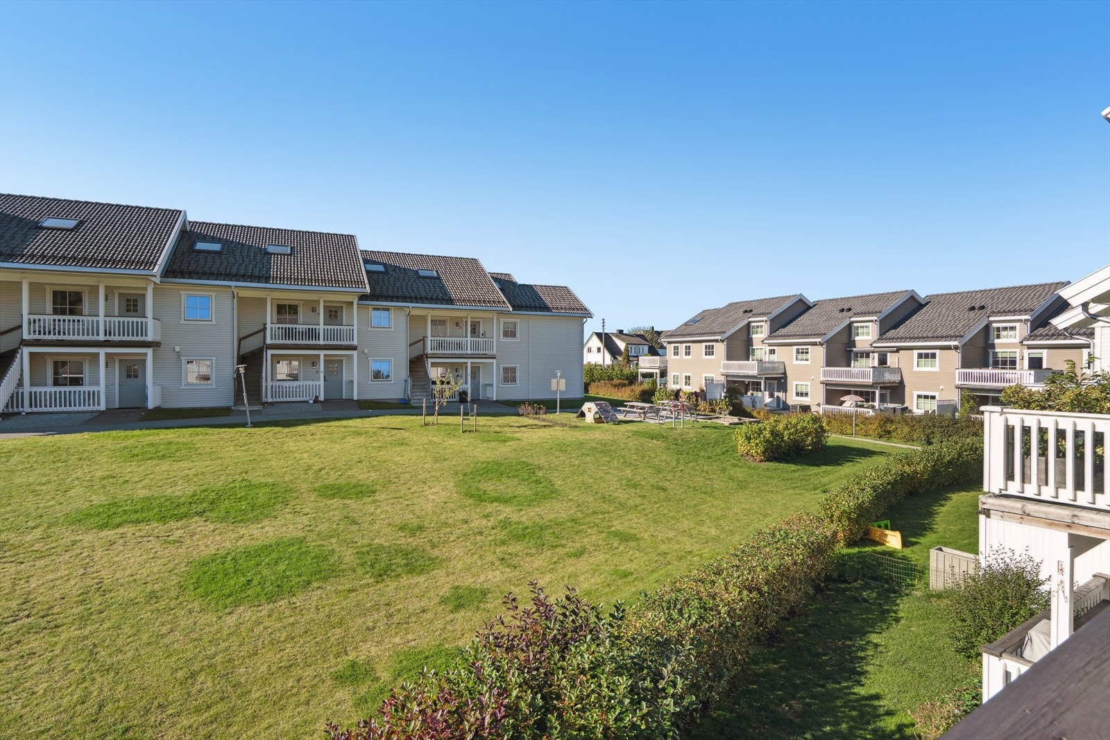 Fra balkongen har du hyggelig utsyn mot sameiets fellesareal. Galleribilde