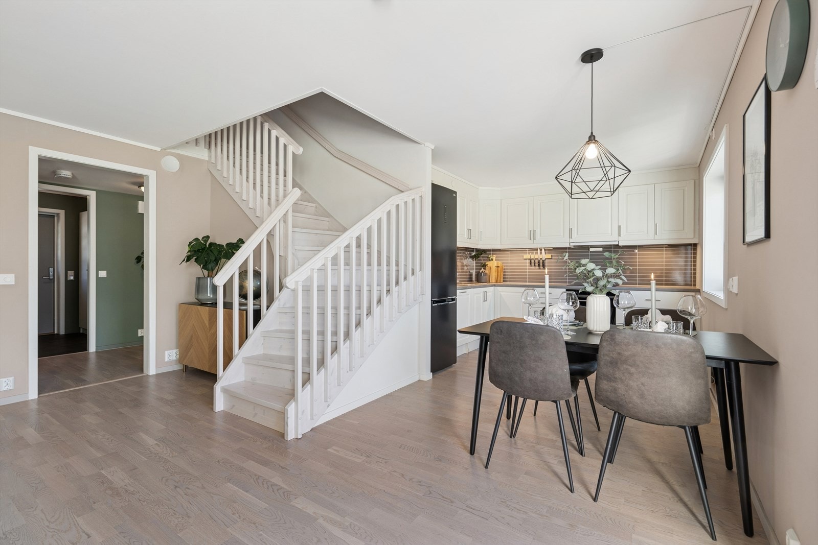 Dette er en moderne selveierleilighet beliggende på Gauterød og som gir deg nærhet til både skole, barnehage, dagligvarebutikk og flotte turområder. Galleribilde