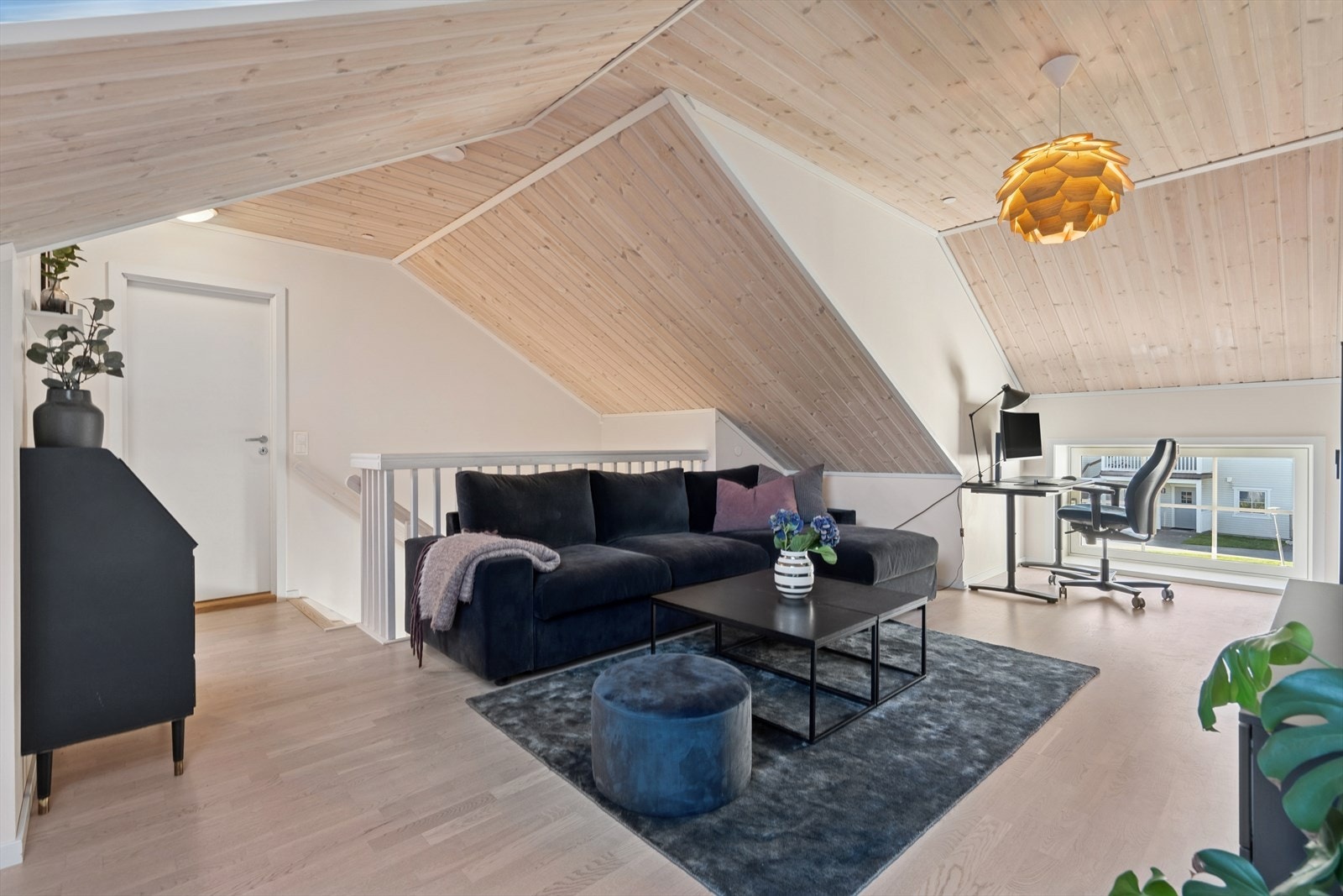 Loftsetasjen er innredet med en ekstra stue, bad, soverom og bod. Galleribilde