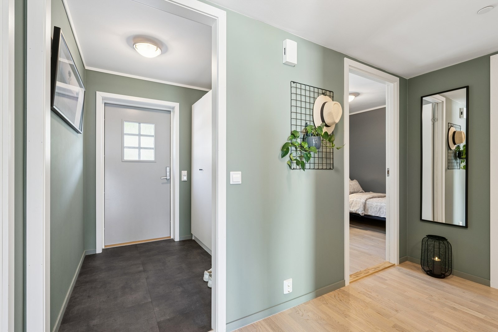 Entréen er romslig med plass til garderobeskap og ytterligere plass til knagger til yttertøy. Galleribilde