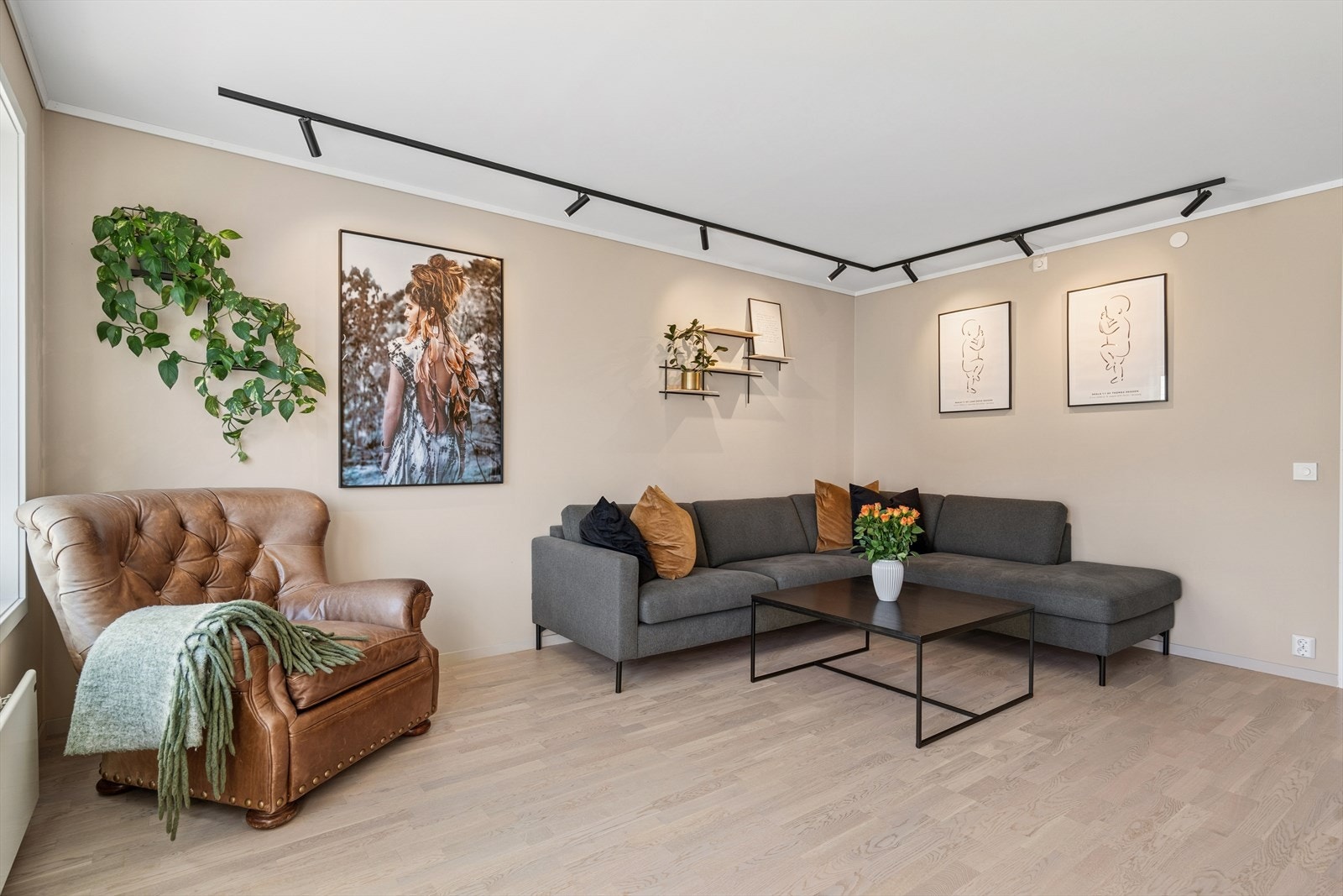 Stuedelen av rommet er åpent og fint med plass til både sofagruppe og annen møblering. Galleribilde