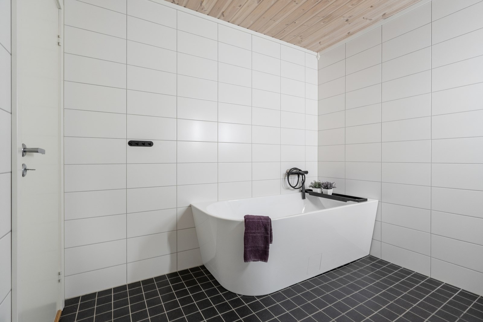 Badet i loftsetasjen er i samme utførelse som badet i 2. etasje, med sorte fliser på gulv og hvite fliser på vegger. Galleribilde