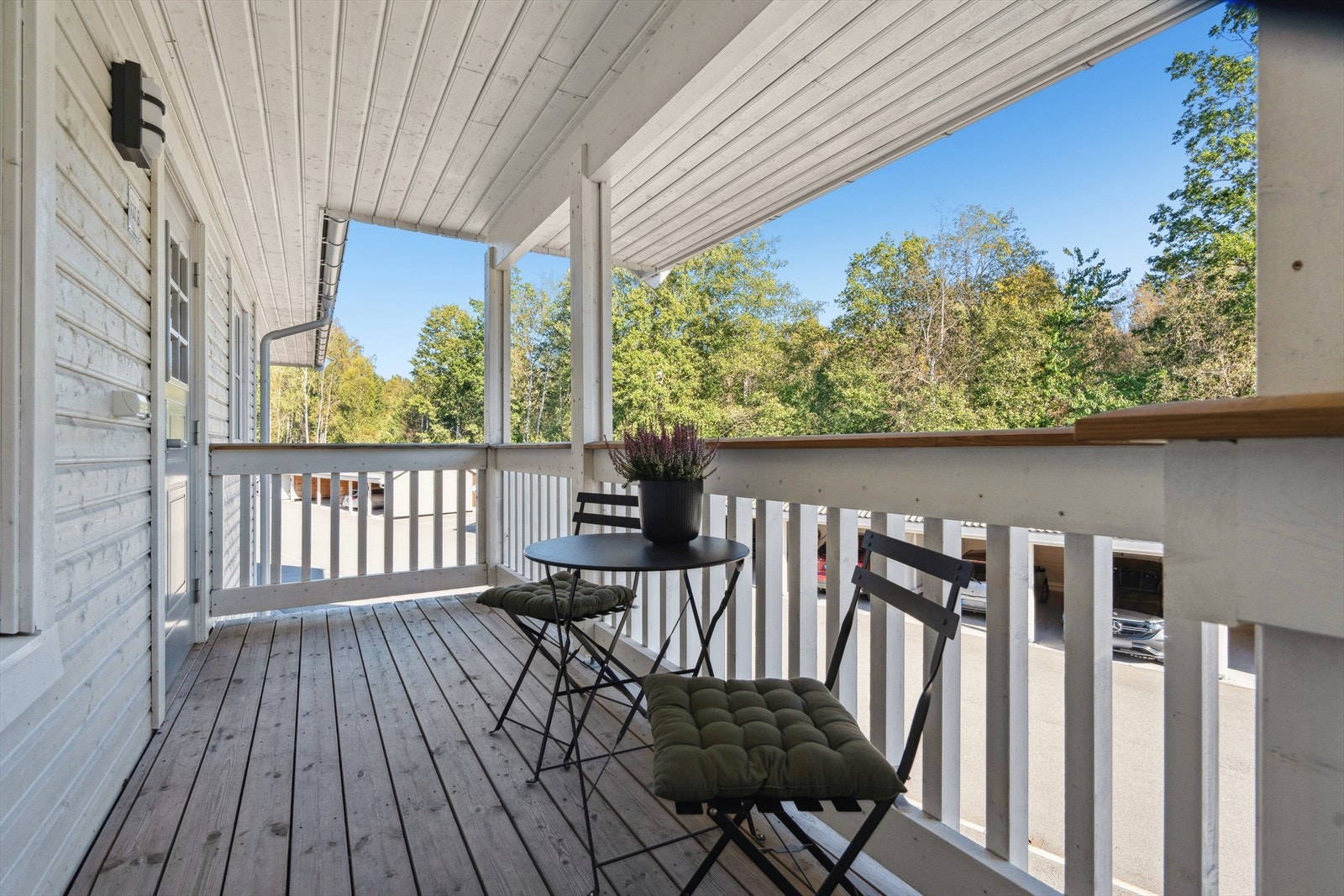 Leiligheten har egen inngang via trapp med plass til utemøbler - perfekt for morgenkaffen. Galleribilde