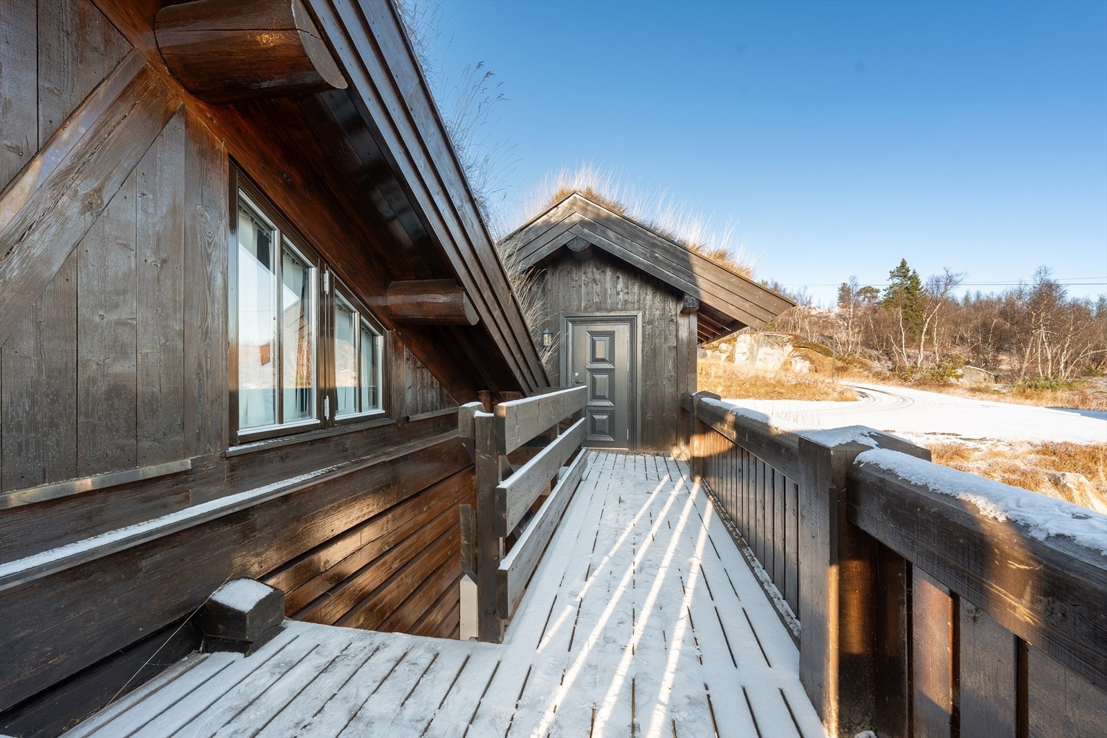 Inngangsparti med morgen sol - Inngang til annekset i enden. Galleribilde