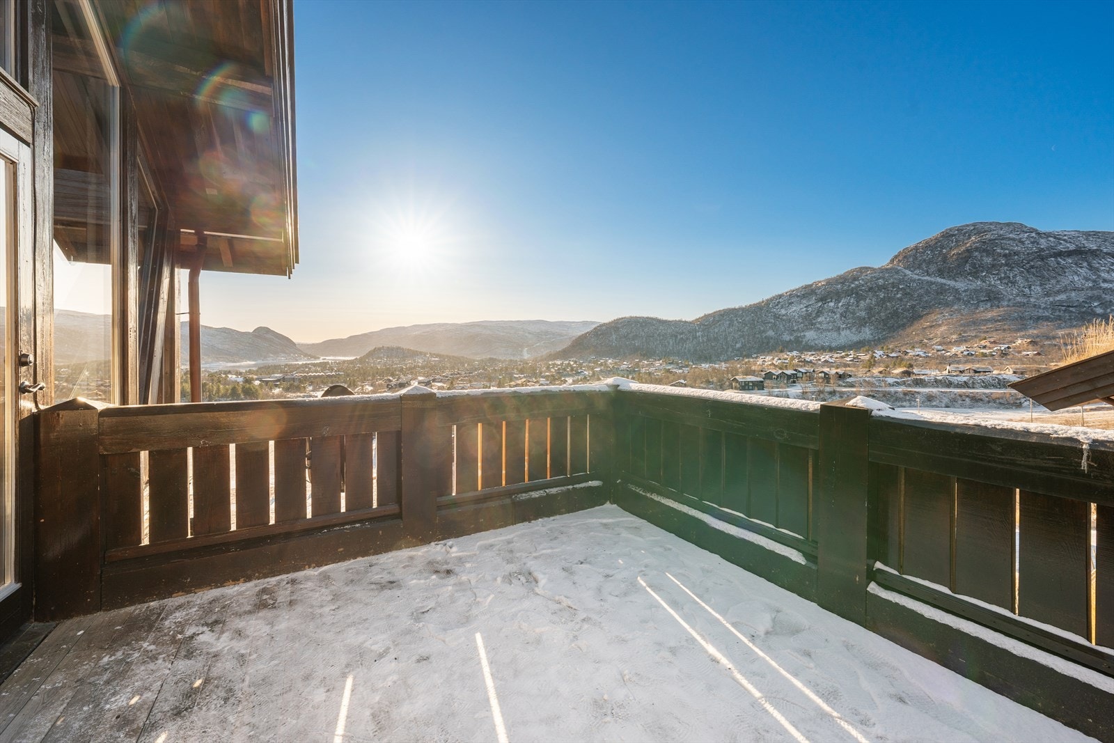 Fantastisk utsikt fra verandaen som er syd - Syd/vest vendt - utsikt over Hovden Galleribilde