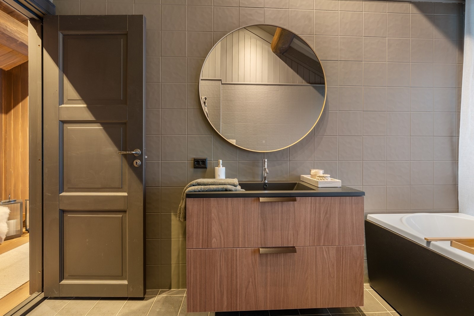 Hovedbad med dusj og badkar Galleribilde