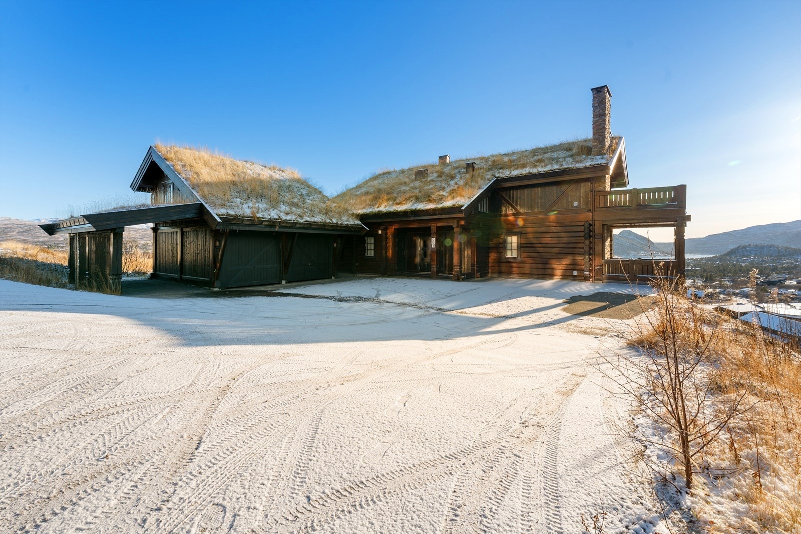 Gode parkeringsmuligheter ved leiligheten - samt 1 garasjeplass. Galleribilde