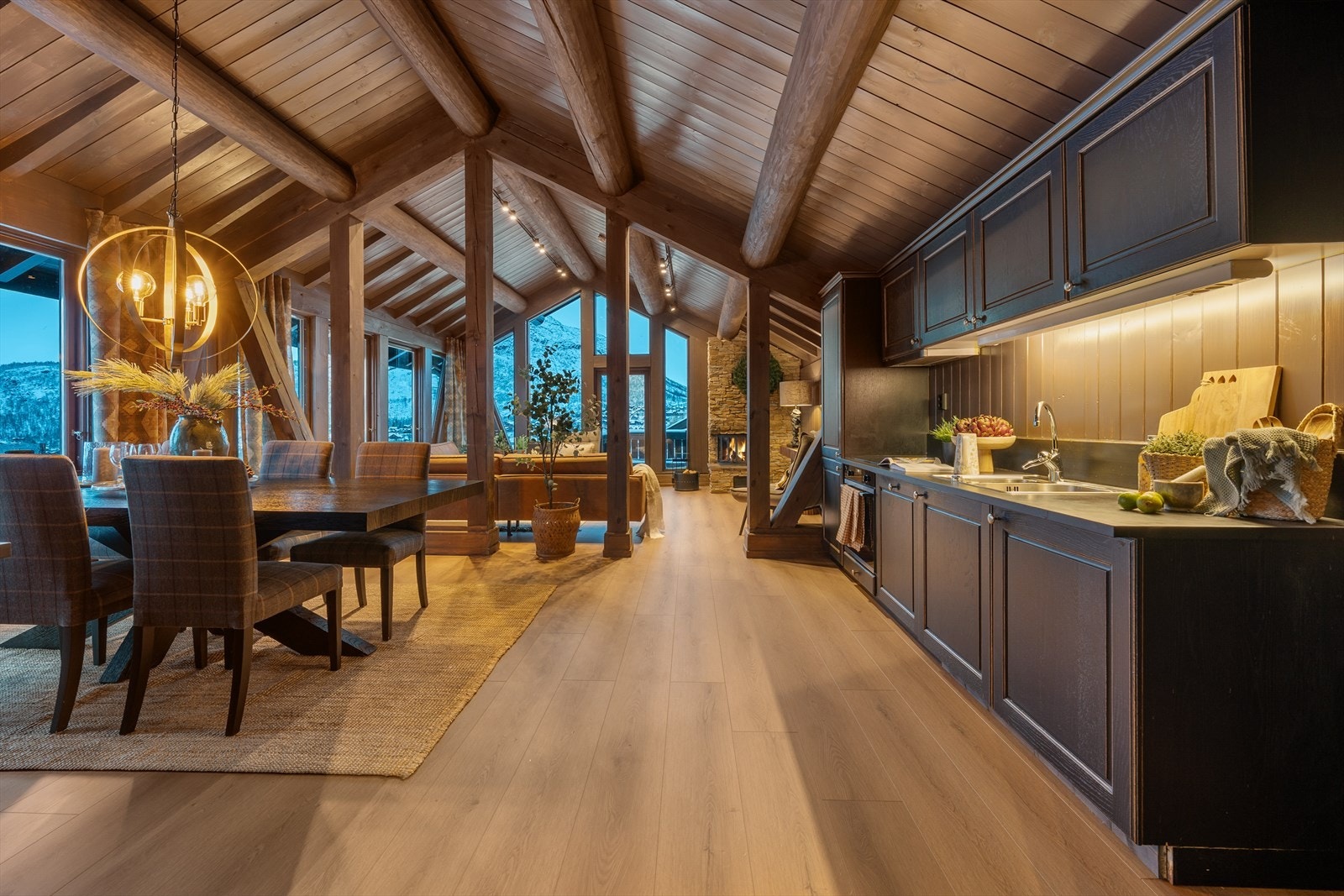 Enestående stue / spisestuen med vid utsikt over Hovden - Hovdenuten ses gjennom vinduene - Nos kan ses fra Stue. Galleribilde