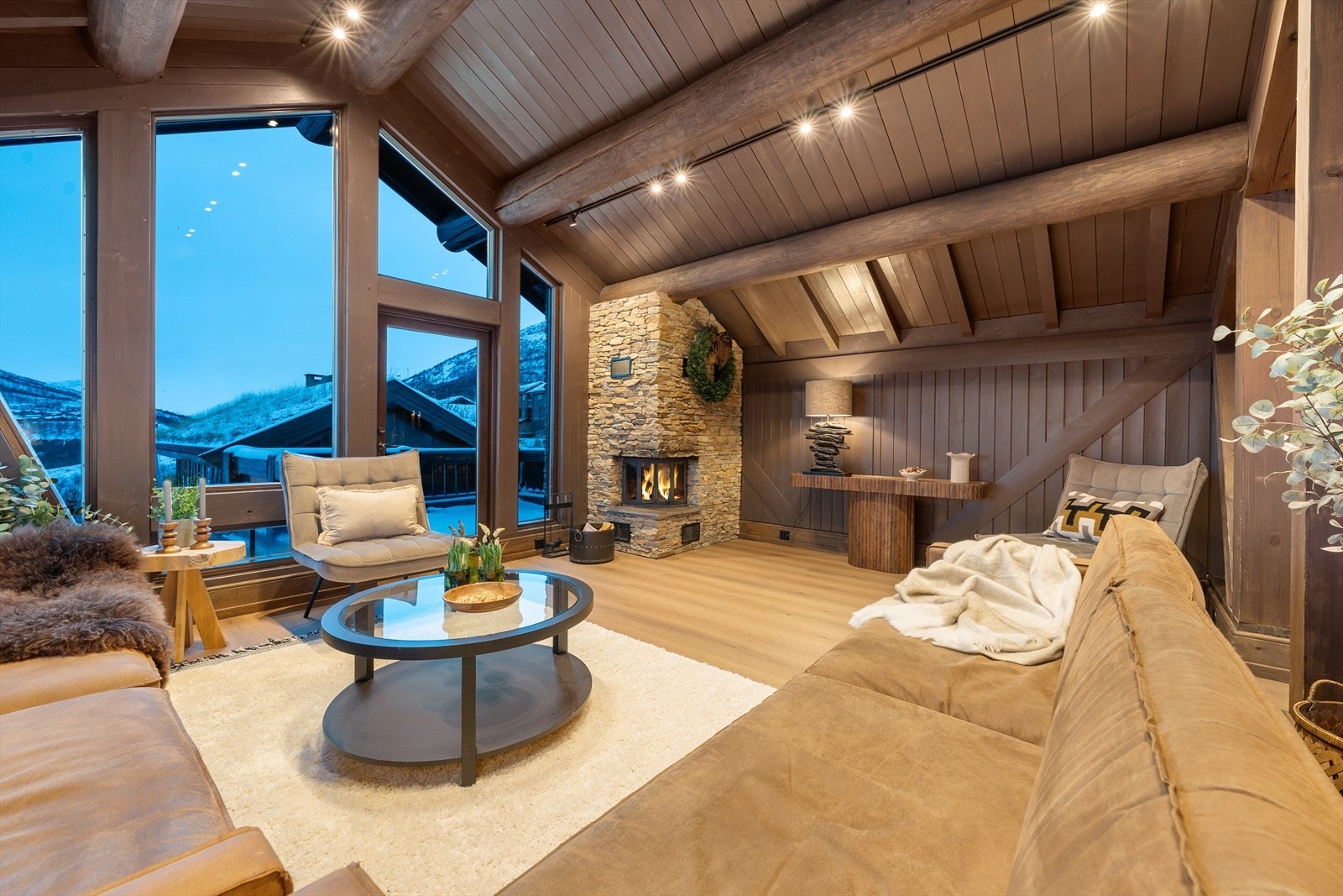 Koselig stue del med flott peis. Galleribilde