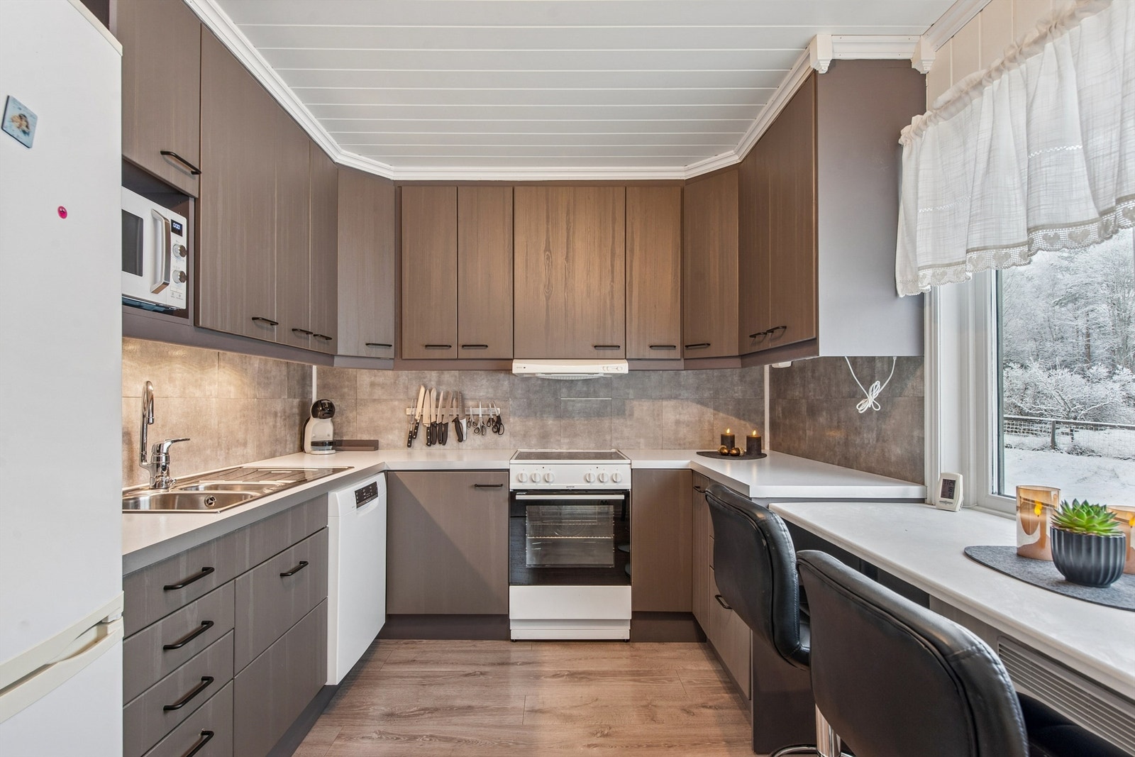 Praktisk kjøkken med god skap- og benkeplass. Galleribilde