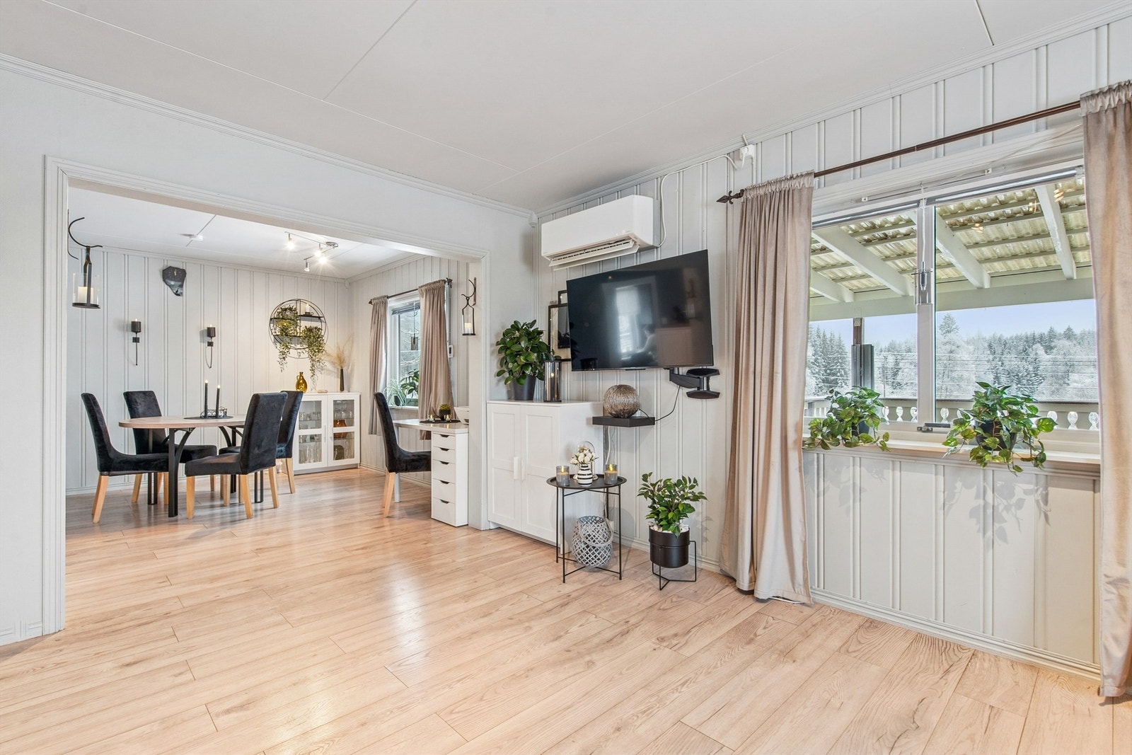 Romslig oppholdsrom med god plass til både spise- og sofagruppe. Galleribilde