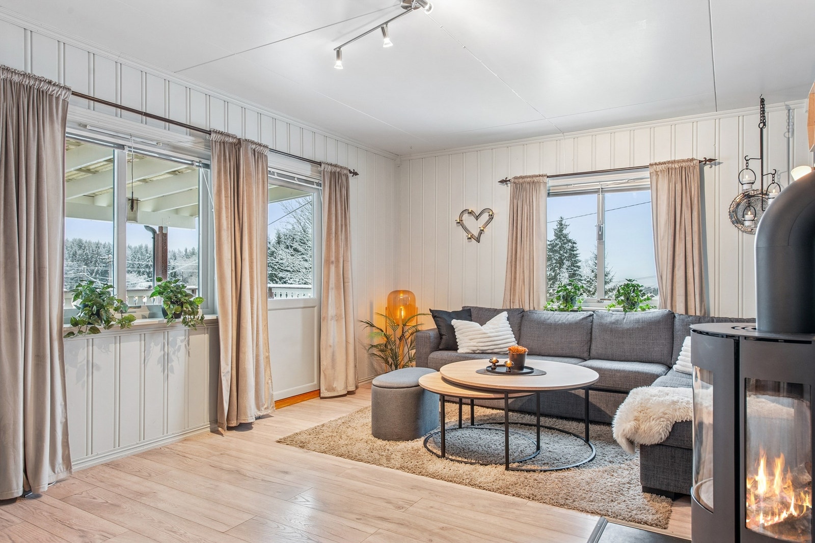 Fra stue er det utgang til stor overbygd terrasse. Galleribilde