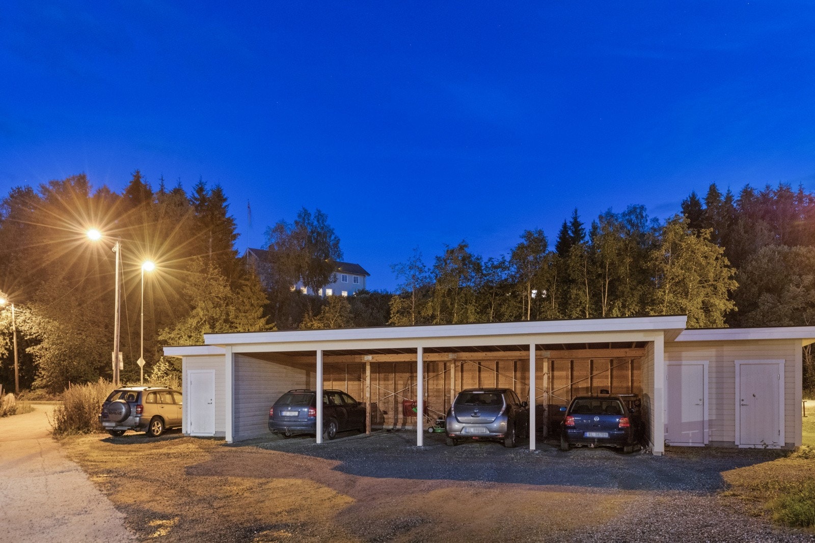 Leiligheten disponerer egen parkeringsplass i carport med el-bil lader Galleribilde