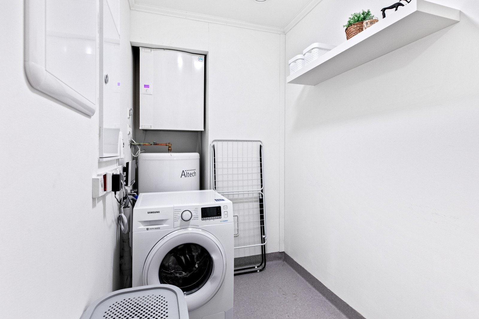 Her har du et eget vaskerom på 4kvm med belegg på gulv og lysmalte vegger Galleribilde