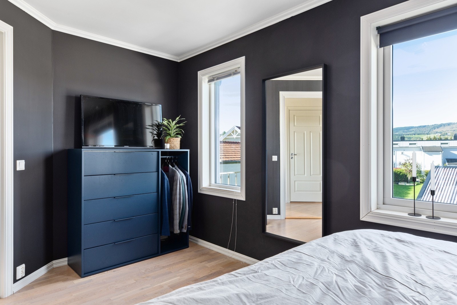 Rommet er malt mørkt som skaper en lun og god atmosfære Galleribilde