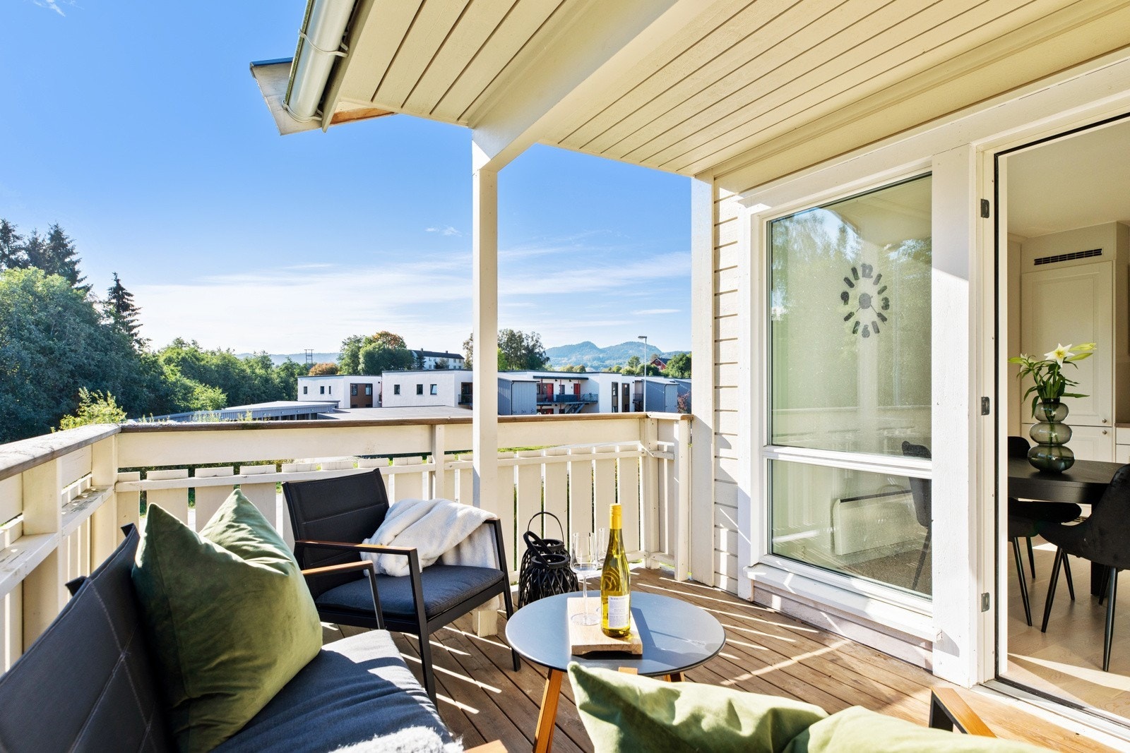 Hyggelig og delvis overbygd balkong med fin utsikt og gode solforhold Galleribilde