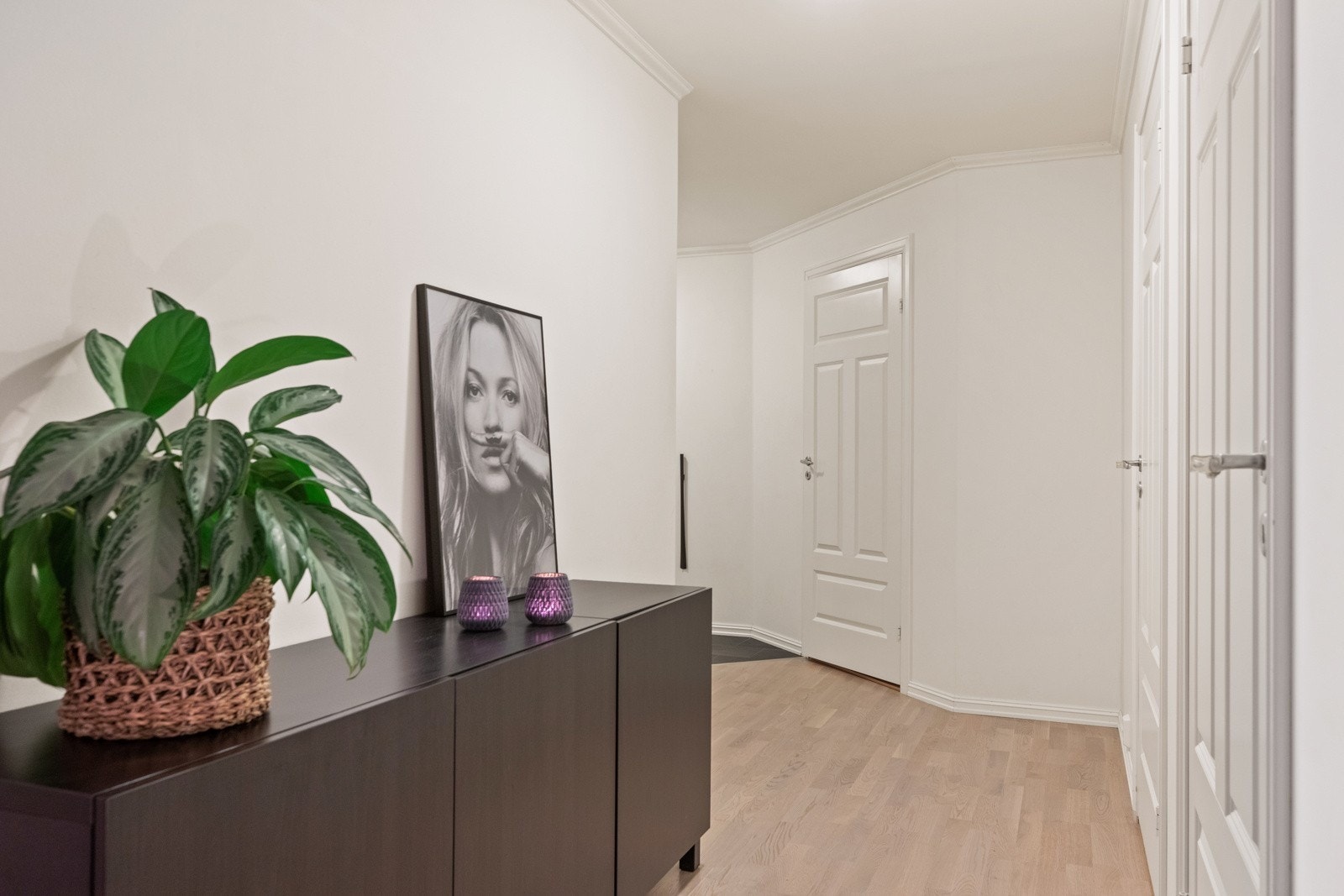 Mellomgangen har også god plass til oppbevaring Galleribilde