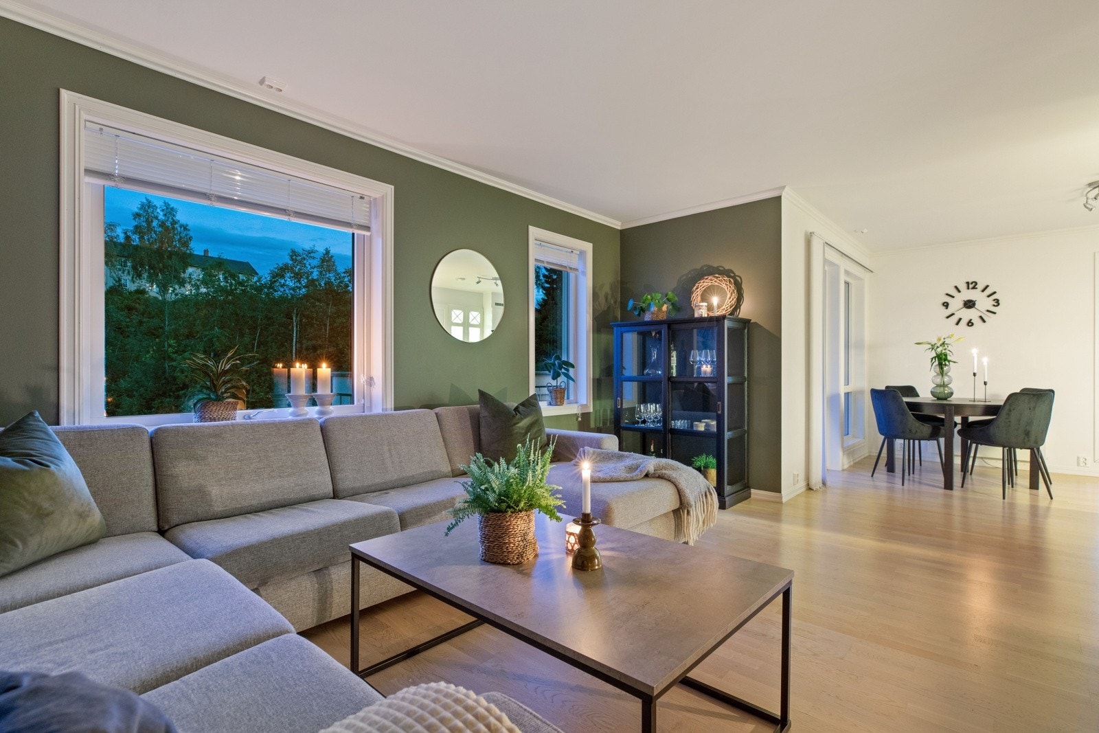 Med plass til både spisegruppe og sofagruppe er leiligheten perfekt til hyggelige sammenkomster Galleribilde