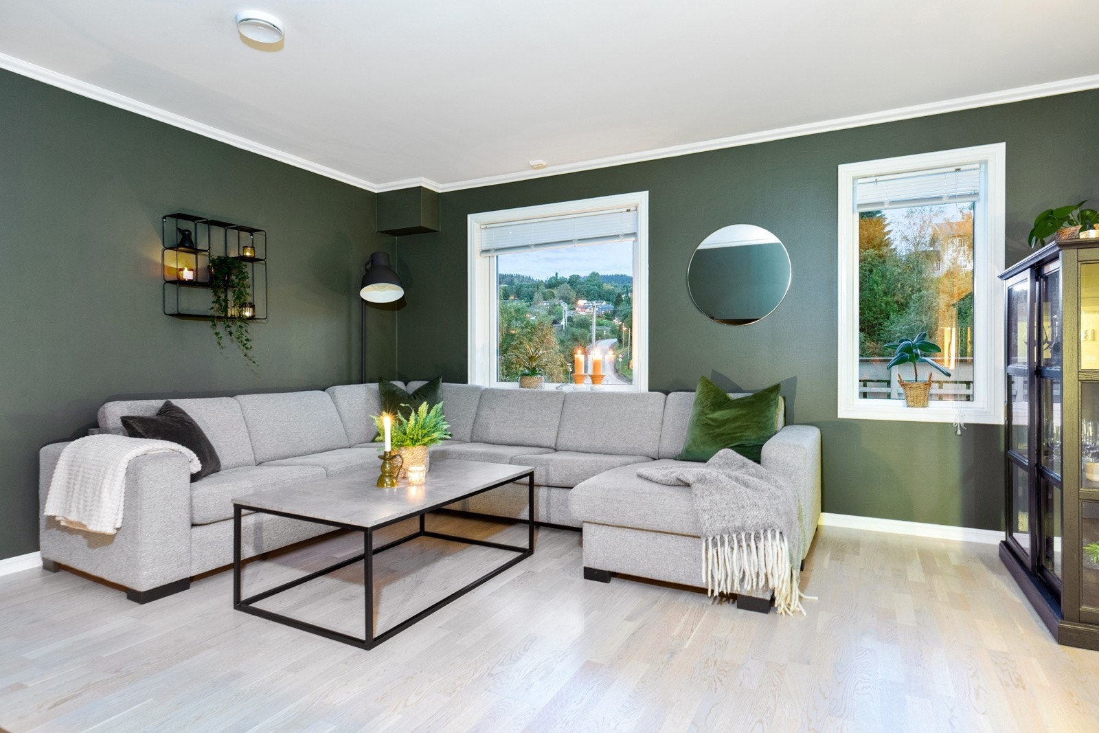 Pen stue med eikefarget gulv - Store vindusflater skaper en god romfølelse Galleribilde