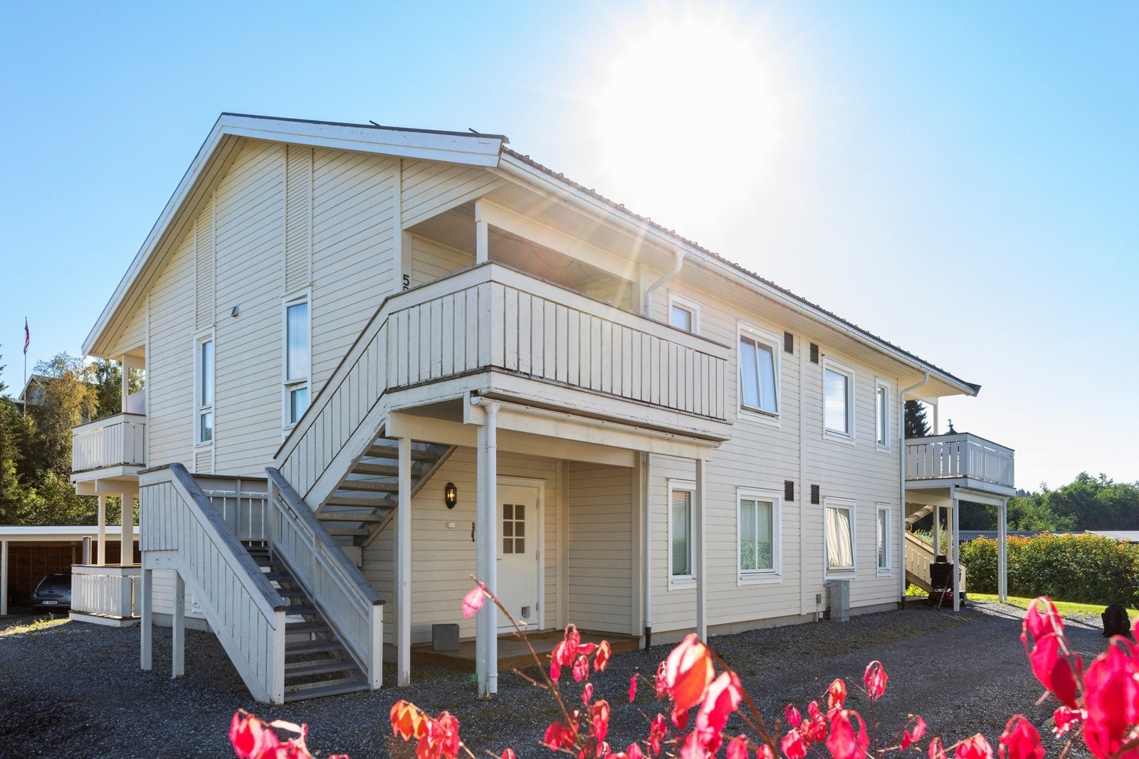 Adkomst via utvendig trapp med overbygd velkomstveranda Galleribilde