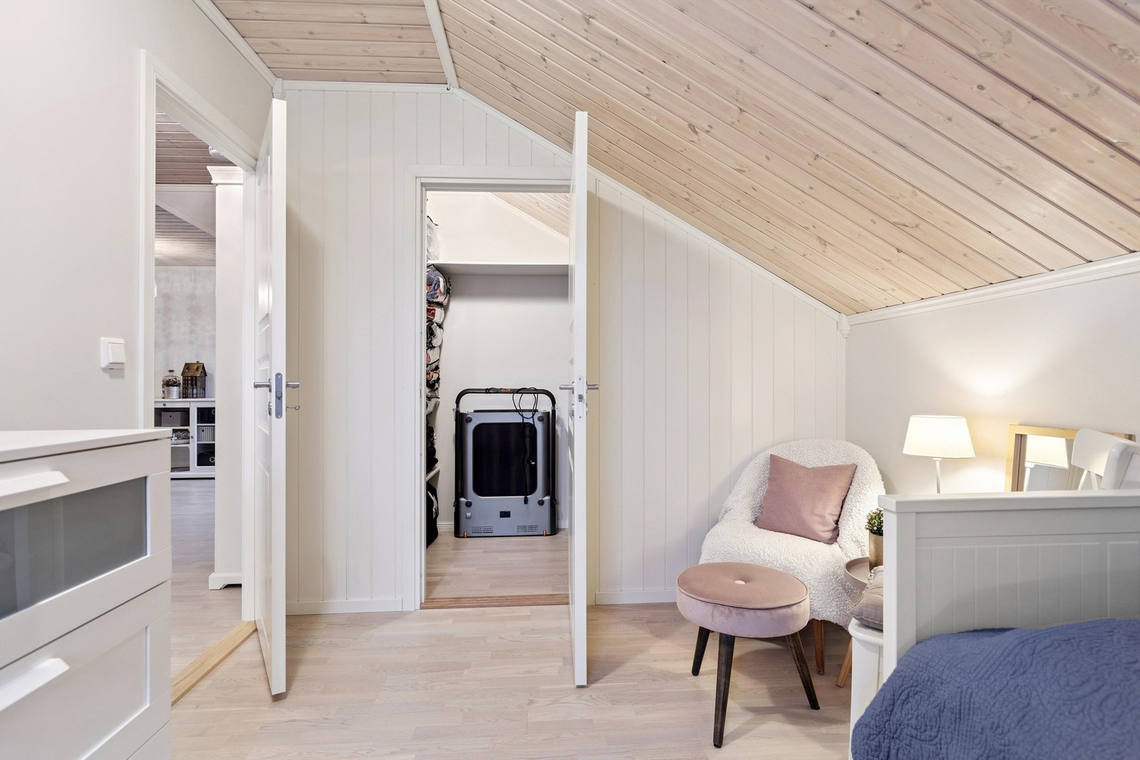 I tilknytning til soverommet finner man et romslig walk-in closet med gode lagringsmuligheter. Galleribilde