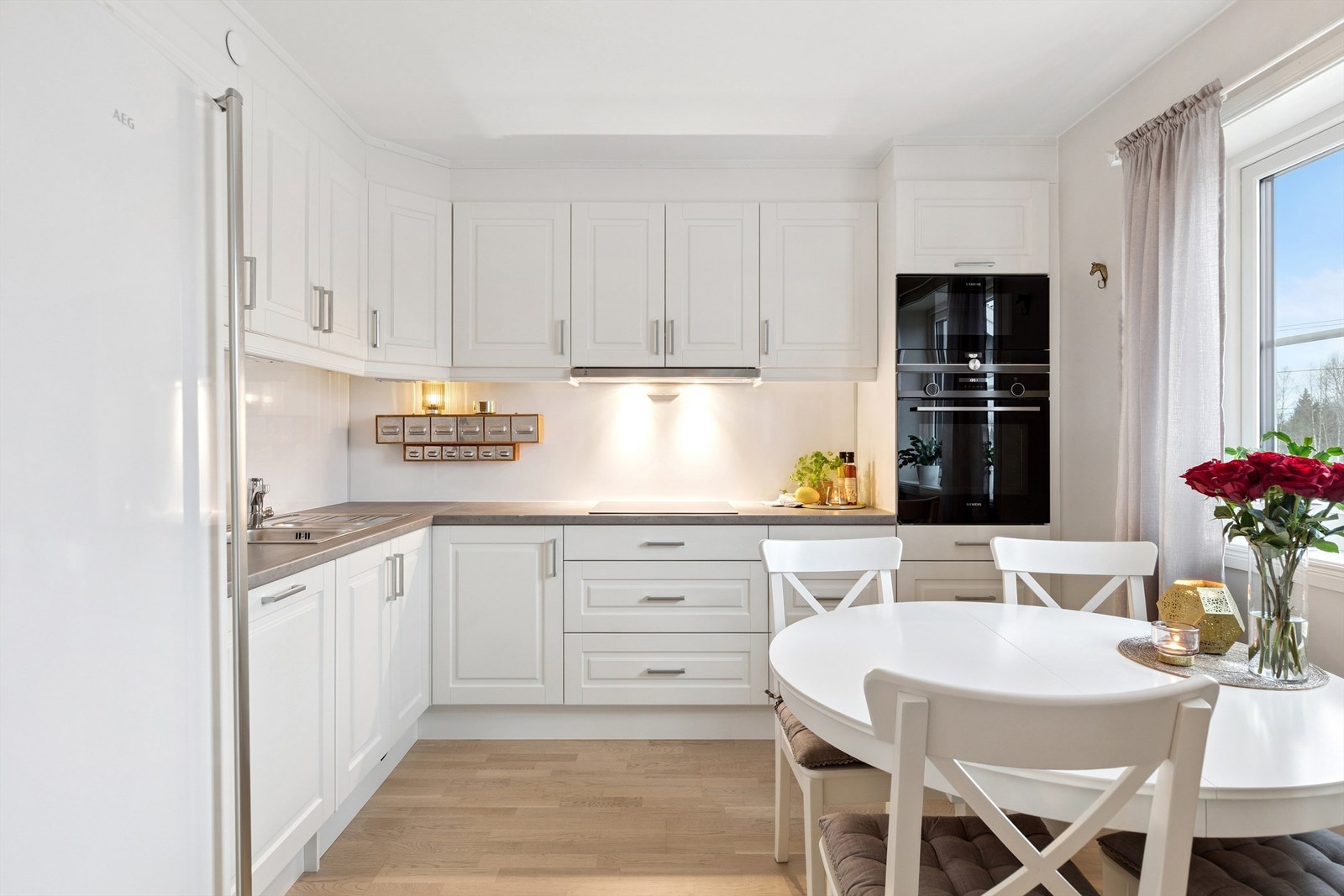 Et romslig kjøkken med plass til spisebord. Galleribilde