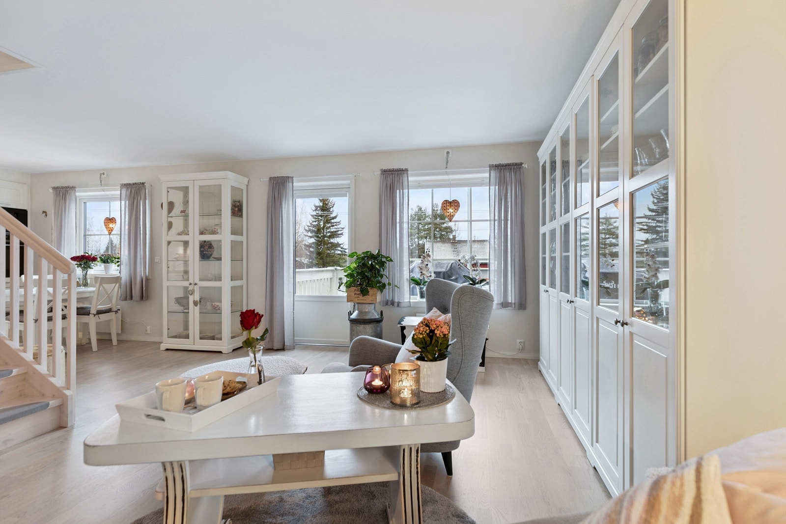 Stuen og kjøkkenet utgjør et sosialt og åpent allrom med gjennomgående parkettgulv. Galleribilde