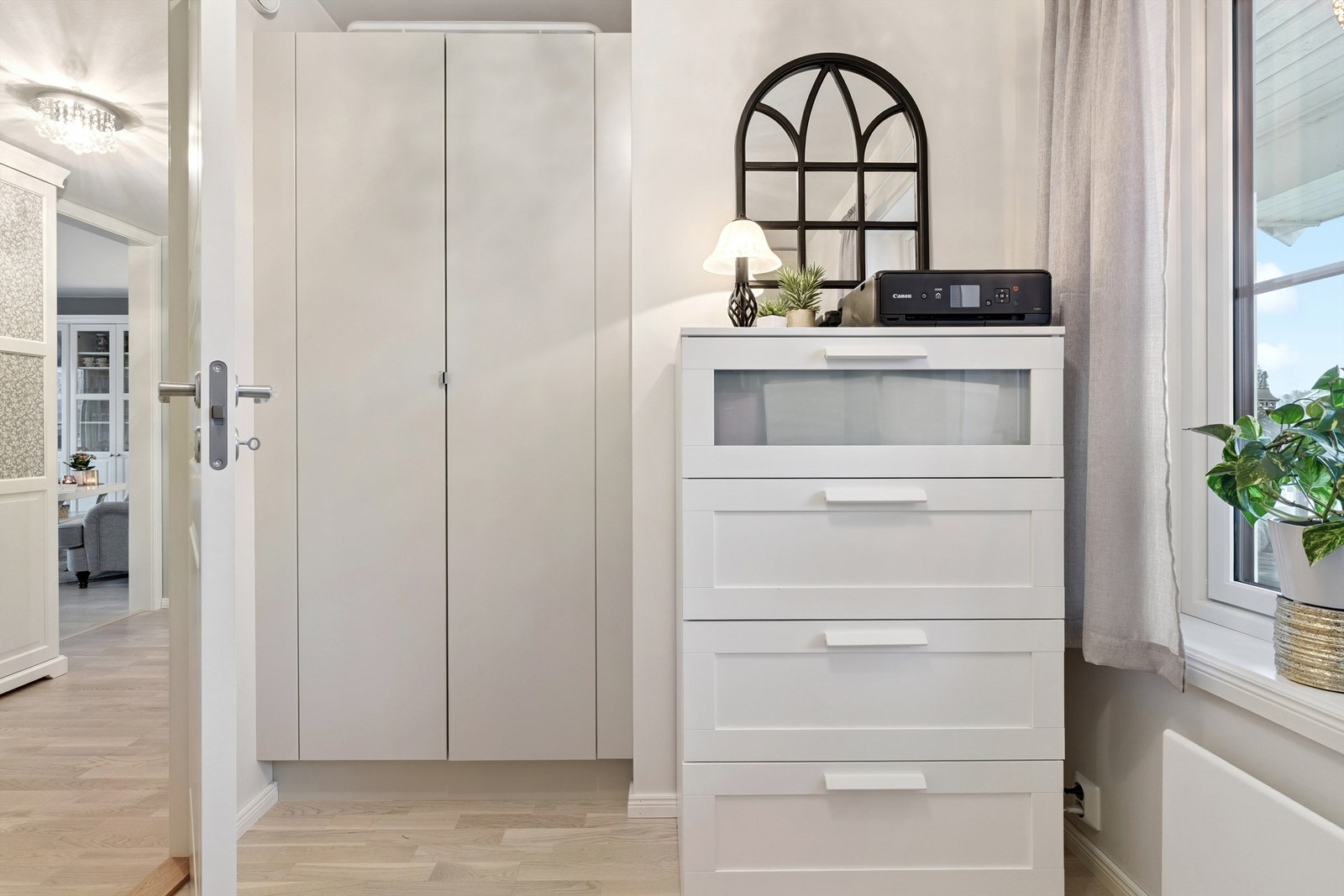 Rommet har god plass til oppbevaringsmøbler. Galleribilde