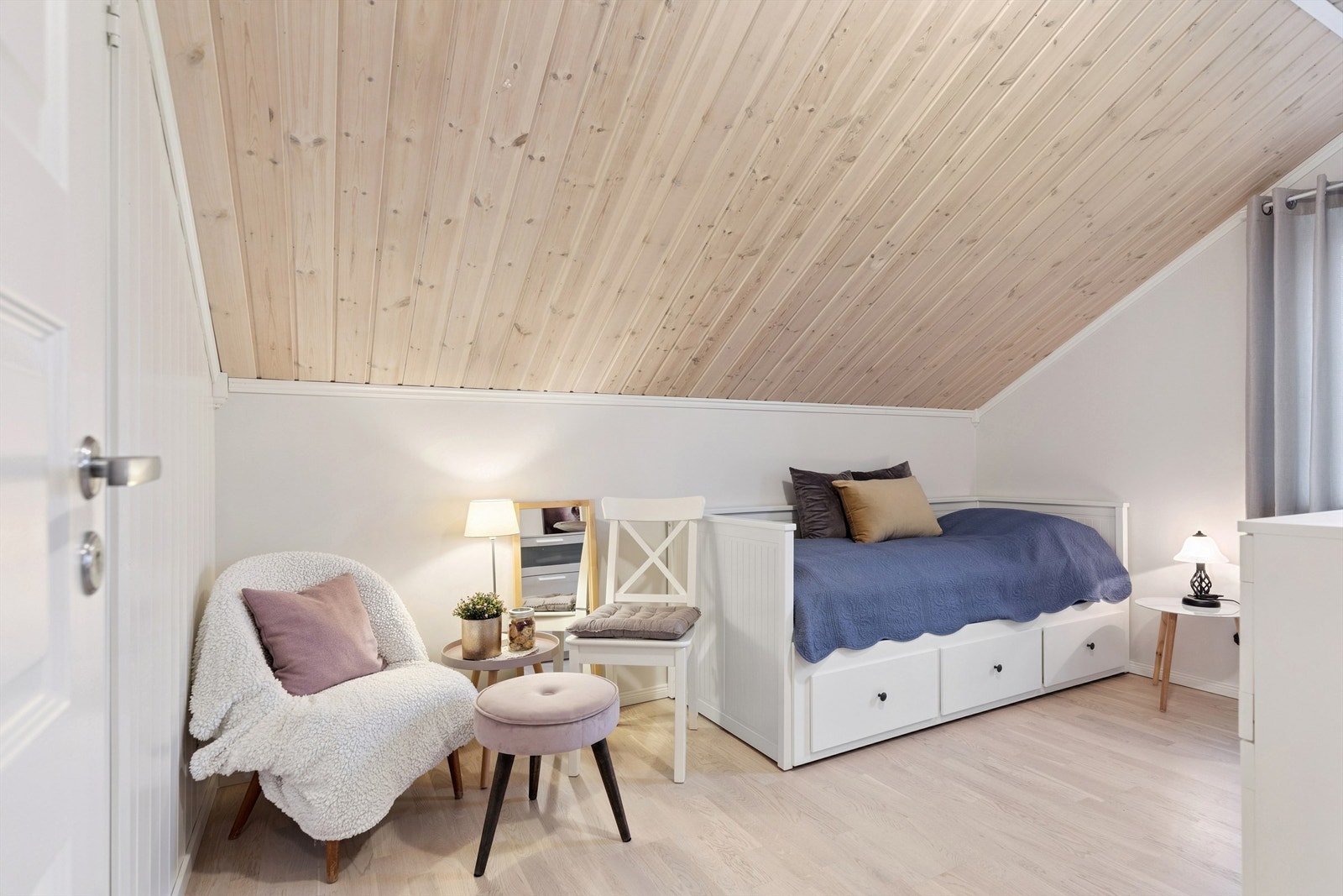 Soverommet i andre etasje har en lun og koselig stemning under skråtaket. Galleribilde