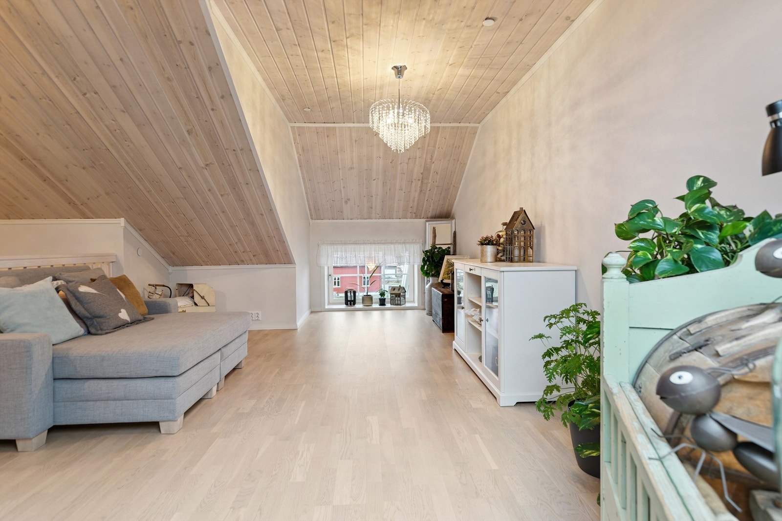 Loftstuen gir ekstra fleksibilitet, ideell som TV-stue, kontorplass eller lekeareal. Galleribilde