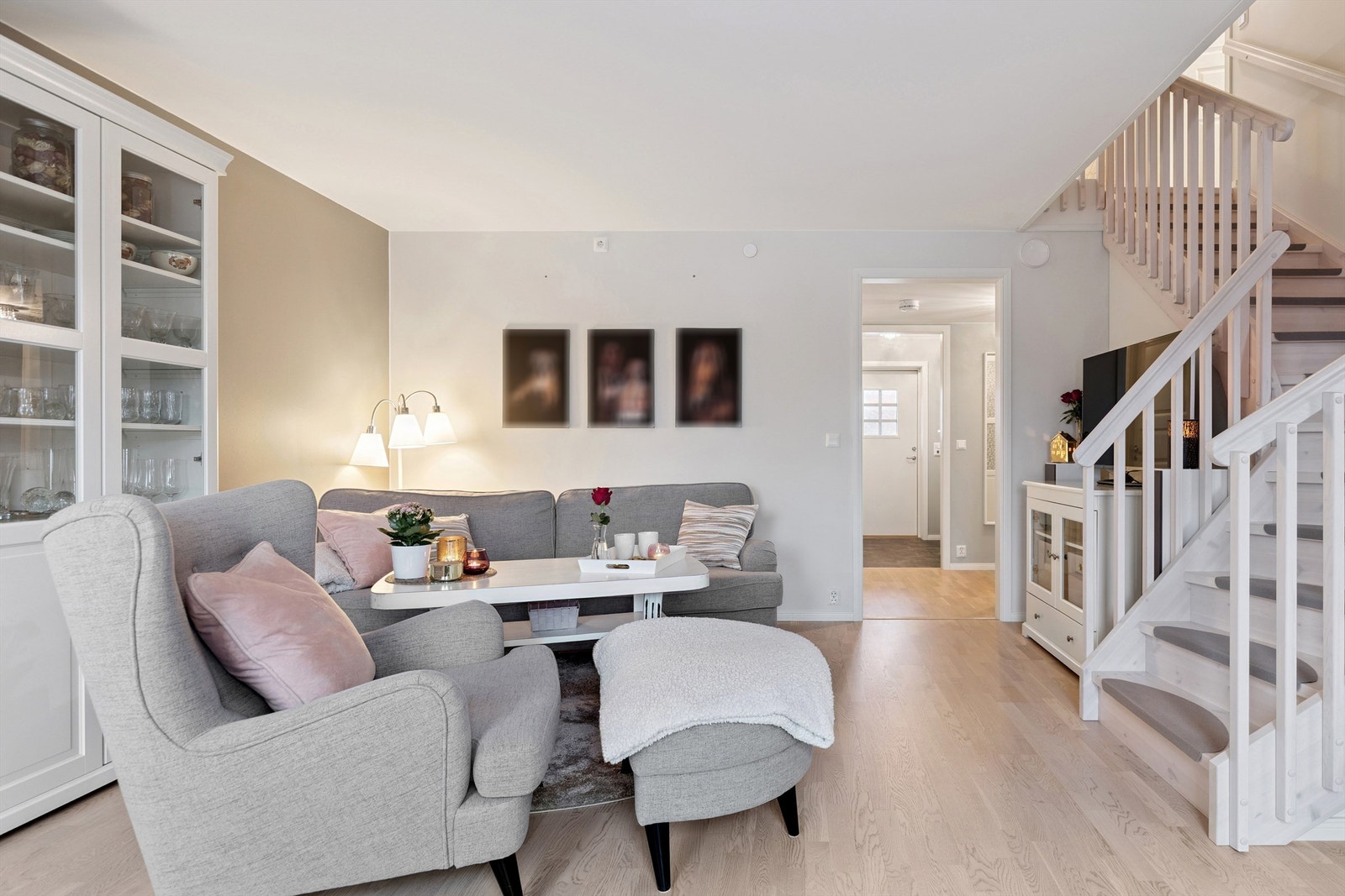 Boligen har en god planløsning med adskilte soner, som gir en fleksibel bosituasjon for hele familien. Galleribilde