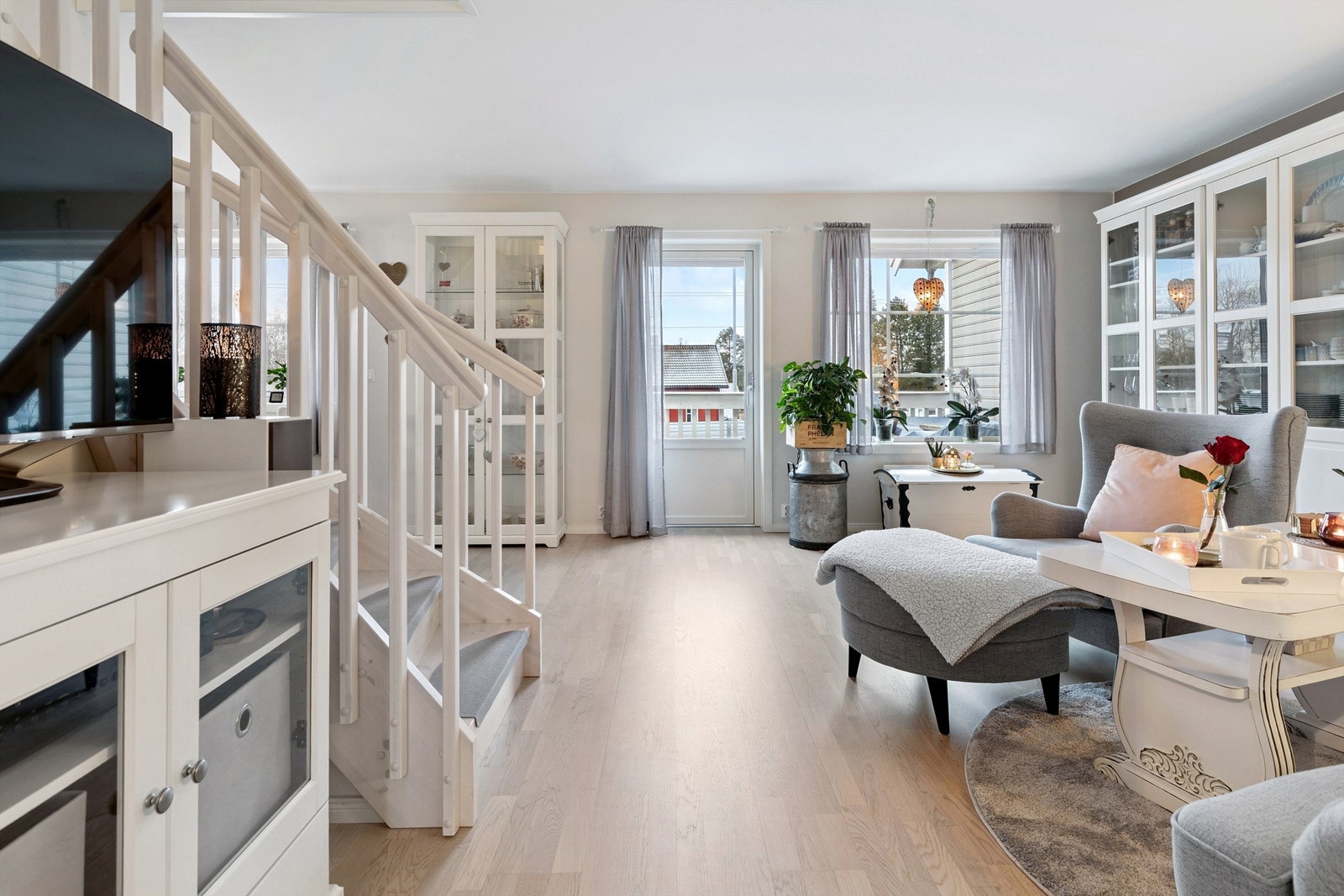 Stuen har god plass til både spisebord og sofagruppe, og store vindusflater som gir rikelig med lys. Fra stuen er det utgang til en vestvendt balkong. Galleribilde